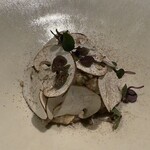 ラチュレ - 氷見の寒鰤に、胡麻、胡桃、韃靼蕎麦の実などを合わせ、薄切りのマッシュルームを纏わせた冷製の前菜。脂の乗った鰤の旨み、山の恵み、生のマッシュルームの香り、酸味の効いたソースが、とても美味でした、