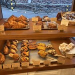 ラチュレ - ラチュレが手掛けるベーカリー「Monica」。ラチュレ（はなれ）と共通のエントランスになっています。