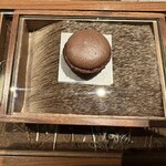 ラチュレ - お店のスペシャリテ「鹿の血を使ったマカロン」。全く癖のないチョコレートのような甘味とコク深いマカロンに、意表を突かれました。器になっているガラスの下は、鹿の毛皮。命を余さず頂くというコンセプト。