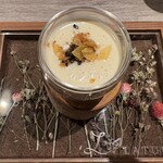 ラチュレ - 茨城県産のサツマイモのポタージュ。ほどよい自然な甘味が感じられるクリーミーで優しい味わい。絶妙な温度で提供されたので、身も心も温まるスープ料理でした。