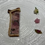 ラチュレ - キジと鴨のパテアンクルート。キジの胸肉やフォアグラなどがほどよく配合されたパテをバイ生地で包んだ一品で、野趣溢れるキジ・鴨の旨みにキウイのソース（左側手前）がよく合っていて、とても美味でした。