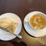 RESTAURANT PICCATA - パン　白菜と玉葱のブイヨンスープ
