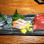 個室×名物鶏料理 とりせん 立川本店 - 名物鮮魚のお造り三種盛り