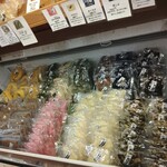 加藤順漬物店 - こちら側のケースにはみより漬・ぶぶ大根など、日持ちするお漬物たちが