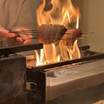 鮨料理 一高 - サワラを松葉（大濠公園産）で炙る