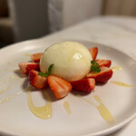 星空サンシャインTOKYO 池袋店 - イチゴとブッラータチーズのカプレーゼ