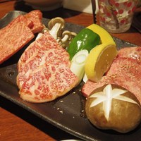 上野太昌園 上野別館 - 極上盛合せ
                  
                  (特選和牛ロース・極上カルビ・上タン塩・旬の野菜焼）(2015.1)