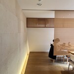 旨い魚 かんすけ - お食事スペース。簾でテーブルごとに仕切ってくれています