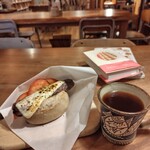KAIDO books & coffee - KAIDOドックと珈琲。