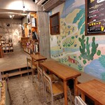 KAIDO books & coffee - 一階。