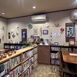 甘味処 楓 - 図書室みたいですね