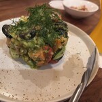 空と燻製とORION - アボカドと生ハム、トマトとオリーブとセロリが入っています