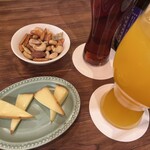 空と燻製とORION - ビールとお通し　チーズも燻製です