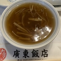 廣東飯店 - 竹の子、鶏肉、シイタケ入りフカヒレスープ