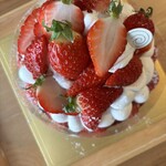 パティスリー リョーコ - そしていちごの盛られた量たるや！