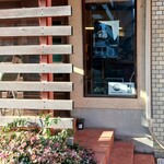 一番いちばん - 右側には百名店のポスター。