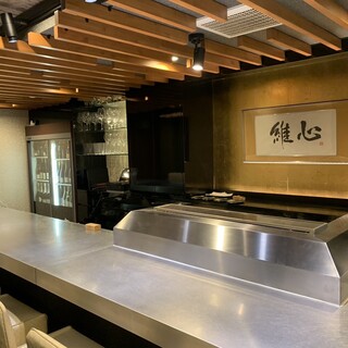 シックな大人の雰囲気の中、高級天ぷらとシャンパンでもてなす