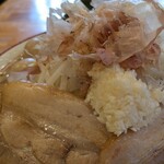 ラーメン 泪橋 - 頂上の鰹節が踊るマンモスラーメン