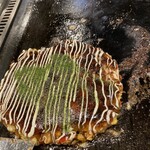 お好み焼き ころんぶす - ソースが鉄板にかかると香ばしいかおりがします