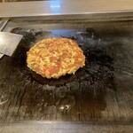 お好み焼き ころんぶす - ひっくり返します。まんまるなかたち。
