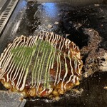 お好み焼き ころんぶす - ソース、マヨネーズ、かつおぶし、青のりは好みですが今回は全部つけてもらいました