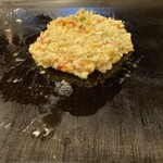 お好み焼き ころんぶす 石川町北口駅前店 - 店員さんに焼いてもらいました