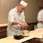 片折 - 出汁を取る大将