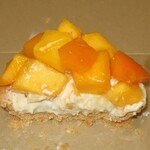 AM STRAM GRAM  - ・「トリプルアップルマンゴーのタルト(¥1570)」の断面。