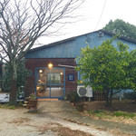 ラピュタファーム - 受付の建物をトイレの建物から望む