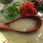 柳屋 - クリーミーな豚骨スープ