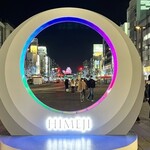 おでんと串カツ姫路のお店 - 駅前のHIMEJIのモニュメントから姫路城が見える