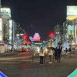 おでんと串カツ姫路のお店 - イルミネーションで光っている姫路城