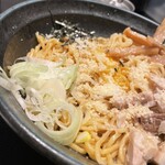 横浜らーめん 源泉 海老名店 - 胡麻のふりかけ方が最初分からず2日目に再チャレンジ