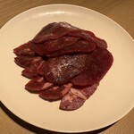 国産牛焼肉くいどん - 食べ放題カジュアルコース 3,580円+ソフトドリンク飲み放題 500円　最初のお肉(牛タンと？)
