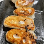 横浜らーめん 源泉 - 餃子は身がプリっとしてて美味しい