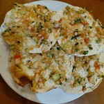 ニルワナム 虎ノ門店 - マサラパパド　パリパリの豆せんべい？に辛め&レモンのタレにつけたタマネギなどの野菜乗せ