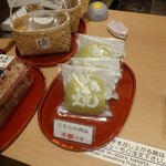 茂助だんご - 陳列棚の様子③。