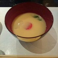 祇をん 豆寅 祇園店 - ランチの椀物、白味噌仕立て。丸餅、金時人参、大根入り。
