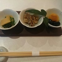 祇をん 豆寅 祇園店 - ランチの先付3種。数の子とセリ、叩き牛蒡と田造り、黒豆と栗。