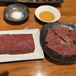 焼肉ホルモン 新井屋 - 「厚切りレバー」と「レバー」です。見た目は違いますが、レバー特有の特有の甘味はどちらも濃ゆいです。焼き方はそれぞれ違うので両方楽しみました。
