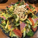 焼肉ホルモン 新井屋 阿佐ヶ谷店 - 恒例の「新井屋サラダ」2人前です。見た目も綺麗ですが、味付けもお店専用のドレッシングでいくらでも食べられます。