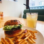 和牛バーガーとパンケーキ ラナマル - 平日15時までランチタイム♪1200円以上のバーガーご注文でポテト小とドリンクA無料です☆