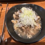 焼肉ホルモン 新井屋 阿佐ヶ谷店 - 「塩モツ煮込み」です。出汁が出たスープは絶品で最後まで飲み干す事は確実です。