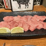 焼肉ホルモン 新井屋 阿佐ヶ谷店 - 「上タン塩」2人前です。美味しいお肉は綺麗だと教えて頂いた一品です。