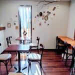 パティスリー アンスピラシオン - 店内　オシャレなイートインコーナー