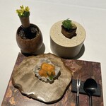 ラ・ヴァガボンド - ウニ　ライスチップ　モンドールチーズ
      テリーヌ　豚の顔の肉　フロマージュドテット　木の芽
      ブーケ　蕪　サヨリ　サラダ