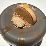 ラ・ヴァガボンド - フォアグラ、王林、トンカ豆生地のサンド　ピーカンナッツ　アマニ