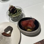 ラ・ヴァガボンド - 黒トリュフ　北海道の男爵芋　フロマージュブラン
      黒毛和牛の生ハム　紅ほっぺ
      鰹のほうじ茶タルト　ビーツのゼリー