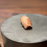 登喜和鮨 新潟店 - 腹と背を１度にたべるカンパチ