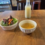 ビストロ ディモンシュ - 自家製ドレッシングのサラダと本日のスープ。